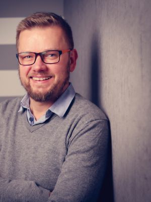DR. SASCHA SCHNIEDER